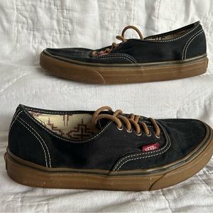 VANS Classic black canvas and gum shoe